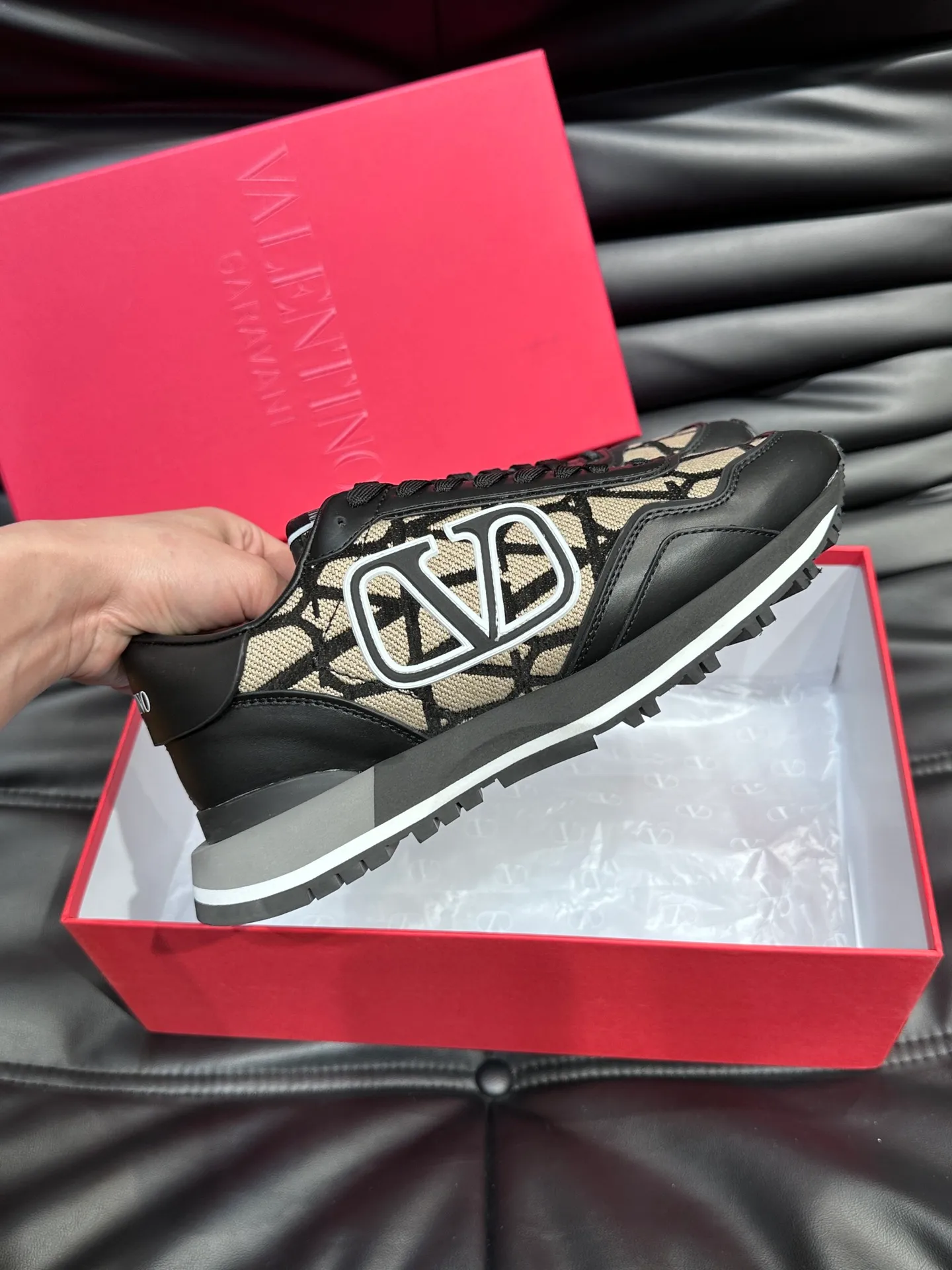 P540💰 Product trademark: VALENTINO "Valentino" Regular size: 38-44 [45 customized] Product materials: Warren men's casual sports shoes, made of multi-material splicing, calf leather stitched with suede cowhide, fabric mesh upper, fabric tongue decorated with brand badge, rubber rivet decorative details on the heel, rivet rubber outsole, non-slip, wear-resistant and shock-absorbing, pure cotton inner foot pad, comfortable and breathable, comes with original box packaging bag!